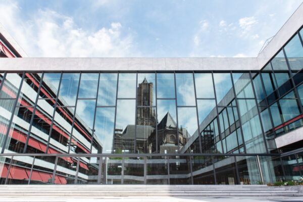 Eusebiuskerk weerspiegelt in de ramen van het Stadhuis