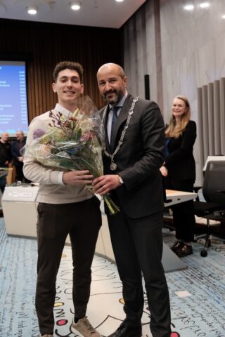 Mikail Akbulut samen met burgemeester Marcouch in de raadszaal